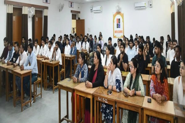 श्रद्धेय कर्पूर चन्द्र कुलिशजी के जन्म शताब्दी वर्ष पर व्यायानमाला के दौरान विचार व्यक्त करते मुख्य अतिथि एवं सभागार में मौजूद लोग।