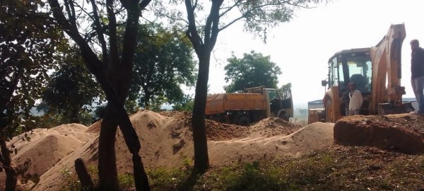 अवैध उत्खनन से खोखली हो रही गोपद, नदी के किनारे बनाई गई डंपिंग साईट, टेंडरधारी कंपनी ने नहीं शुरू किया खदान संचालन, लेकिन अवैध उत्खनन चरम पर