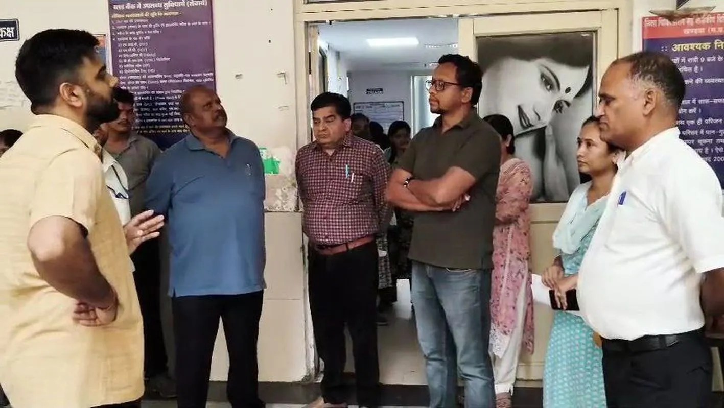 फर्श पर महिला की डिलवेरी होने की जांच शुरू, सीइओ ने अस्पताल पहुंचकर की पूछताछ