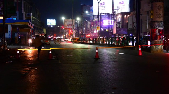 निर्माण पूरा कराने के लिए शास्त्री चौक से जयस्तंभ चौक की ओर घेराबंदी।