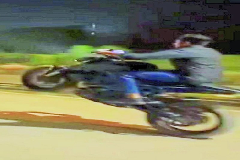 Bike Stunt: बाइकर गैंग का सड़को पर खतरनाक स्टंट, पुलिस अब भी खामोश