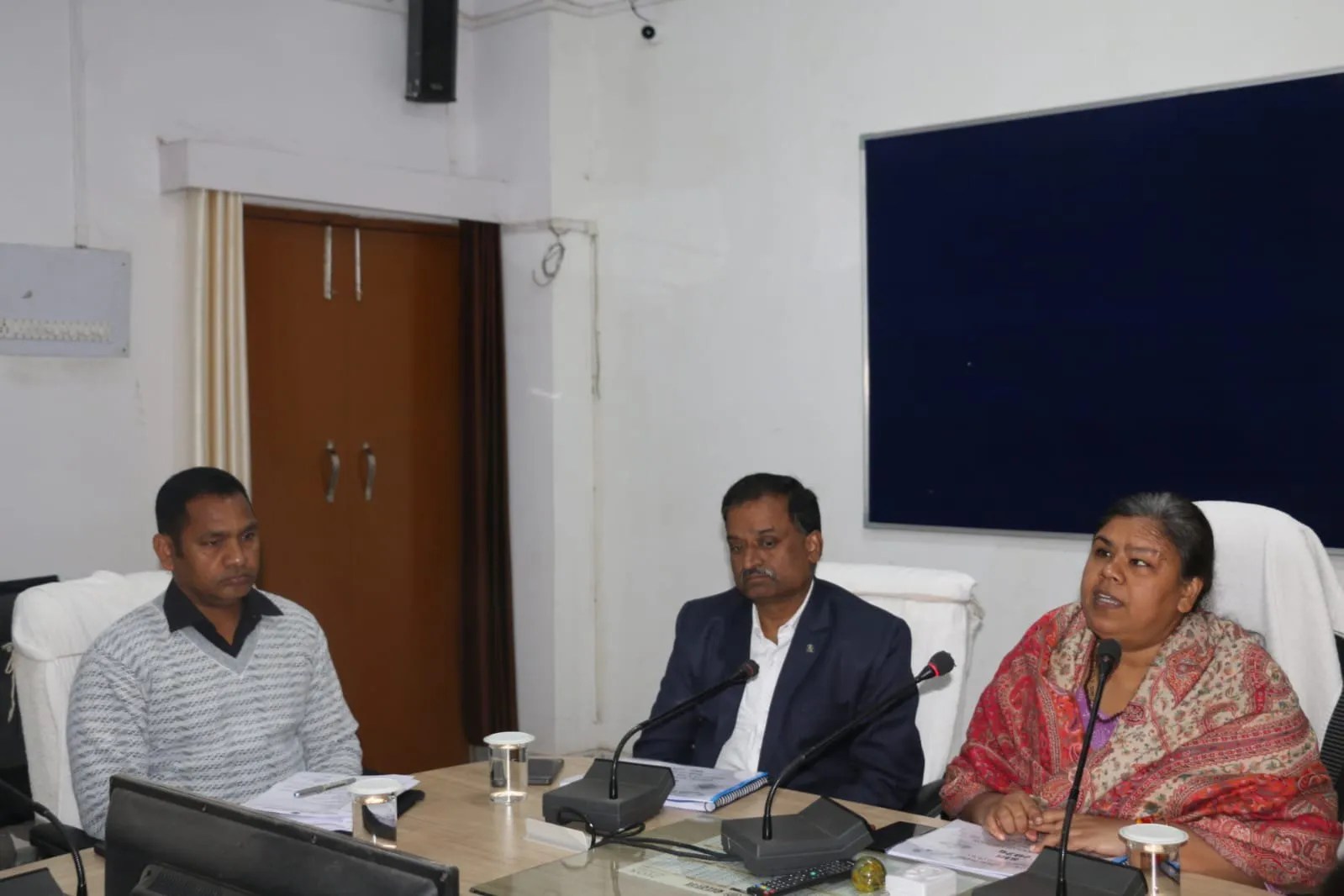 कलेक्टर सभागार में कमिश्नर की अध्यक्षता में हितग्राही मूलक योजनाओं की हुई समीक्षा बैठक
