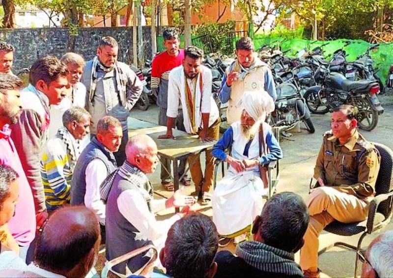 किशनगंज कस्बे में पिछले माह को हुई मंदिर में चोरी की जांच के दौरान पुजारी से पूछताछ करना लोगों को पसंद नहीं आया। जैसे ही लोगों को मंदिर के पुजारी से पूछताछ की सूचना मिली, वे जमा हो गए और थाने जाकर विरोध प्रदर्शन कर नारेबाजी करने लर्गे। बाद में अधिकारियों ने लोगों से समझाइश की।