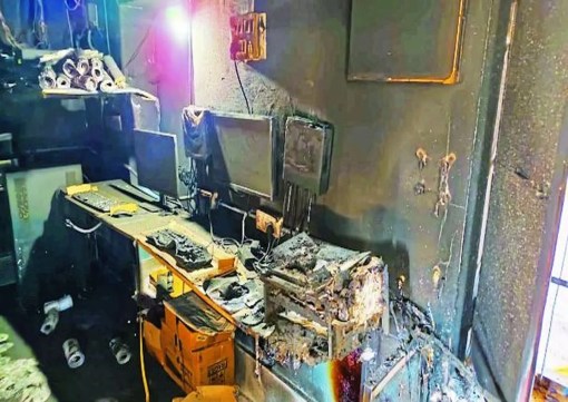आग लगने से 11 कम्प्यूटर सेट,एक बडी एलईडी टीवी, 2 प्रिंटर, यूपीएस, 4 प्लास्टिक कुर्सी, 4 स्टूल, कागजी रिकॉर्ड एवं अन्य सामान जलकर स्वाह हो गए।