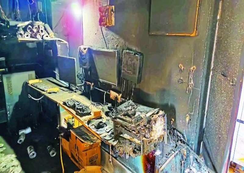 आग लगने से 11 कम्प्यूटर सेट,एक बडी एलईडी टीवी, 2 प्रिंटर, यूपीएस, 4 प्लास्टिक कुर्सी, 4 स्टूल, कागजी रिकॉर्ड एवं अन्य सामान जलकर स्वाह हो गए।