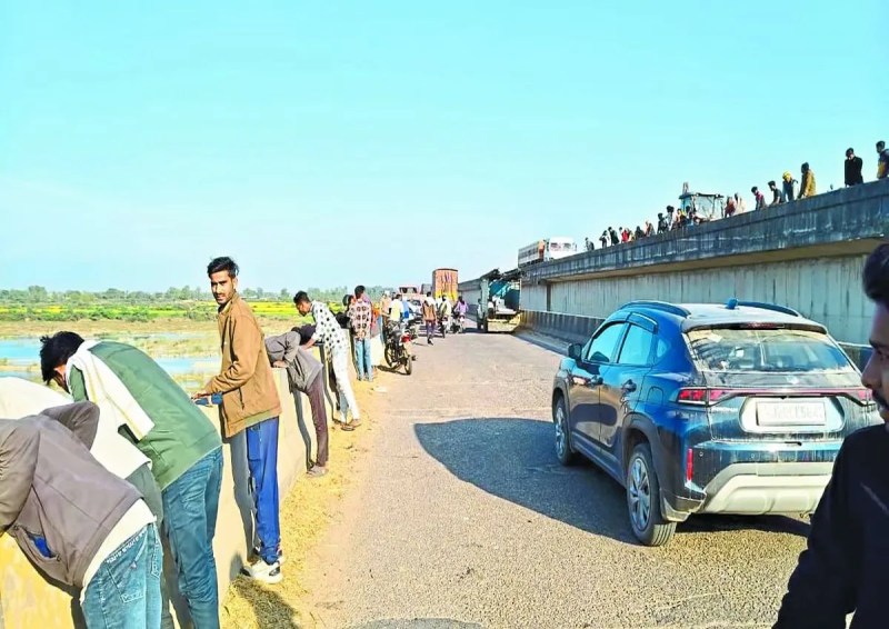 परिजनों ने बताया कि हरेंद्र गुजरात से वापस लौट रहा था। इसी दौरान जब बस किशनगंज क्षेत्र में रुकी तो ये उतर गया। इसने फोन कर परिजन को आत्महत्या करने के बारे में भी बताया।