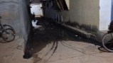 पक्की नाली के अभाव में रोड पर बह रहा निस्तार का गंदा पानी