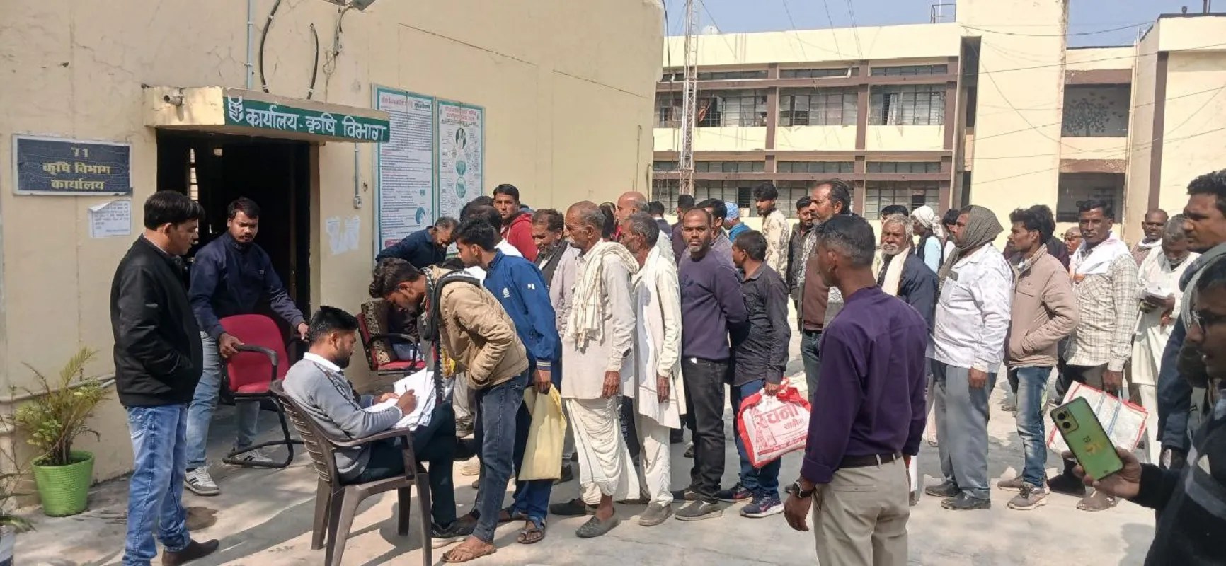 कृषि विभाग के दफ्तर में टोकन के लिए किसानों की लाइन।