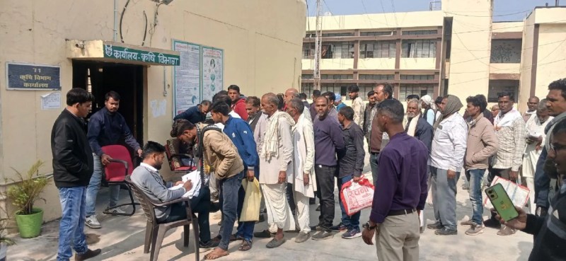 कृषि विभाग के दफ्तर में टोकन के लिए किसानों की लाइन।