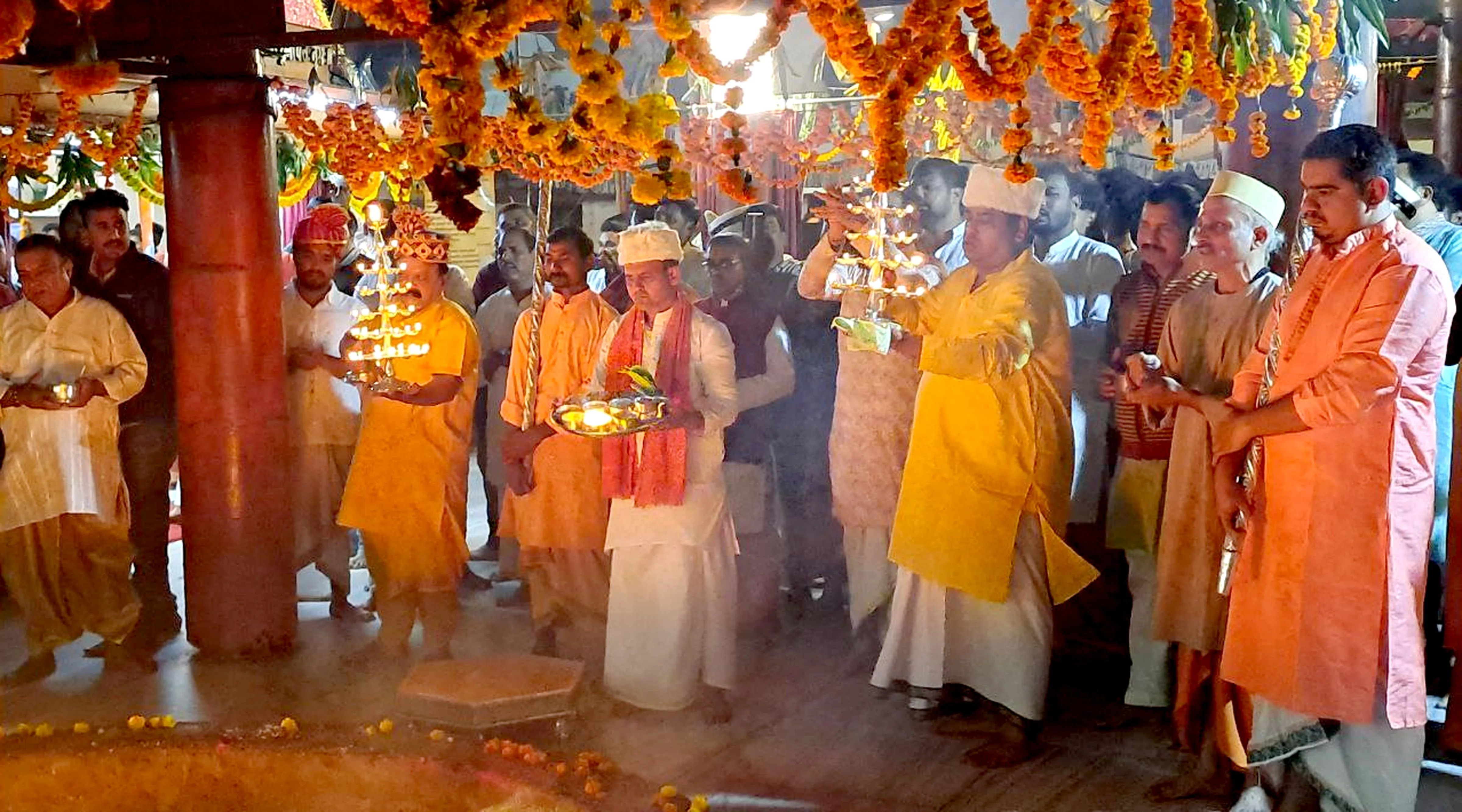 धुनीवाले दादाजी महाराज की बरसी पर विशेष पूजन व महाआरती में हजारों भक्तों ने टेका माथा