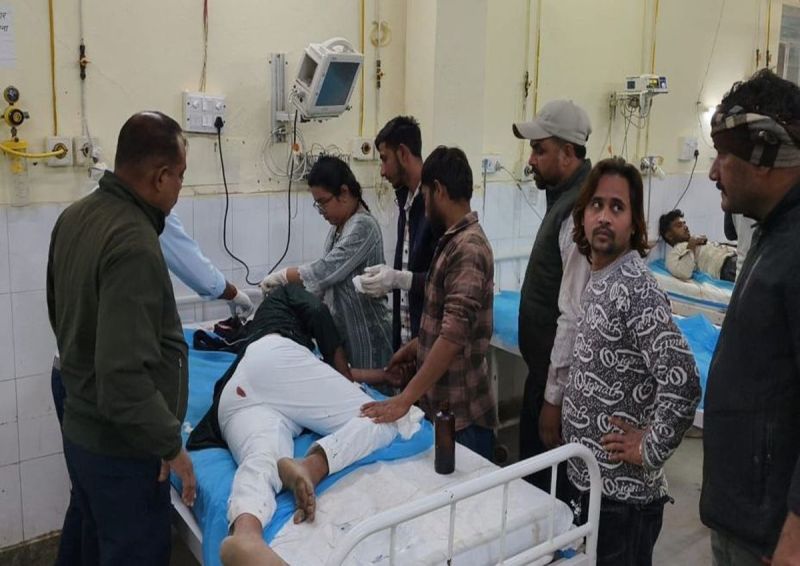 बैंगना गांव में मंगलवार शाम जमीन विवाद को लेकर दो पक्षों में खूनी संघर्ष हो गया। इसमें दोनों पक्षों से लाठियों, गंडासी, कुल्हाड़ी आदि धारदार हथियारों से किए गए ताबड़तोड़ हमले में एक दर्जन महिला-पुरूष घायल हो गए।