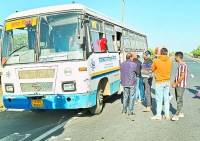 भंडार निरीक्षक चतुर्भुज मालव ने बताया कि बस मैं निरीक्षण के दौरान करीब 25 सवारी मौजूद थीं। इसमें से 10 के पास ही टिकट मिले बाकी 14 15 सवारियां बिना टिकट के यात्रा कर रही थी पूछताछ में कंडक्टर द्वारा उनसे किराया भी वसूल लिया था। इस पर बस के परिचालक भागप्रकाश ने मशीन में रिमार्क नहीं लगाने दिया गया।