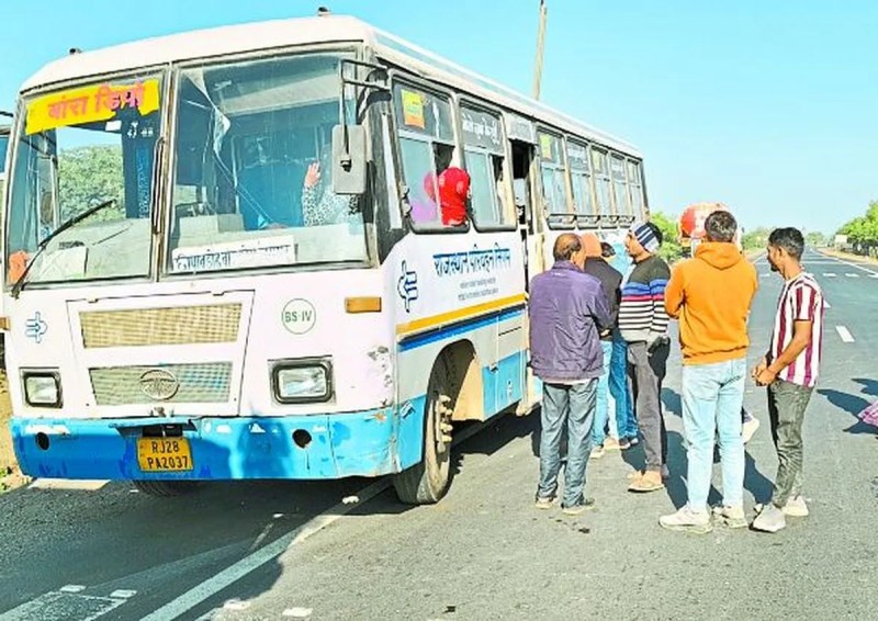 भंडार निरीक्षक चतुर्भुज मालव ने बताया कि बस मैं निरीक्षण के दौरान करीब 25 सवारी मौजूद थीं। इसमें से 10 के पास ही टिकट मिले बाकी 14 15 सवारियां बिना टिकट के यात्रा कर रही थी पूछताछ में कंडक्टर द्वारा उनसे किराया भी वसूल लिया था। इस पर बस के परिचालक भागप्रकाश ने मशीन में रिमार्क नहीं लगाने दिया गया।