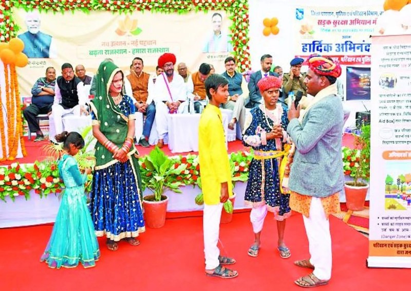 प्रभारी मंत्री ने कहा कि कृषि के क्षेत्र में कृषकों के खेतों पर 353 सोलर पम्प संयंत्रों व 2608 हैक्टेयर क्षेत्र में ड्रिप एवं मिनी स्प्रिंकलर संयंत्रों तथा 5013 हैक्टेयर क्षेत्र में फव्वारा संयंत्रों की स्थापना की गई। 54 हैक्टेयर में फल बगीचों की स्थापना, 32000 लाख वर्गमीटर में ग्रीन हाउस, 18000 लाख वर्गमीटर में शेड नेट हाउस, 142 कम लागत के प्याज भण्डार गृहों का निर्माण एवं वर्षा जल के संग्रहण के लिए 52 खेत तलाईयों का निर्माण करवाया गया।