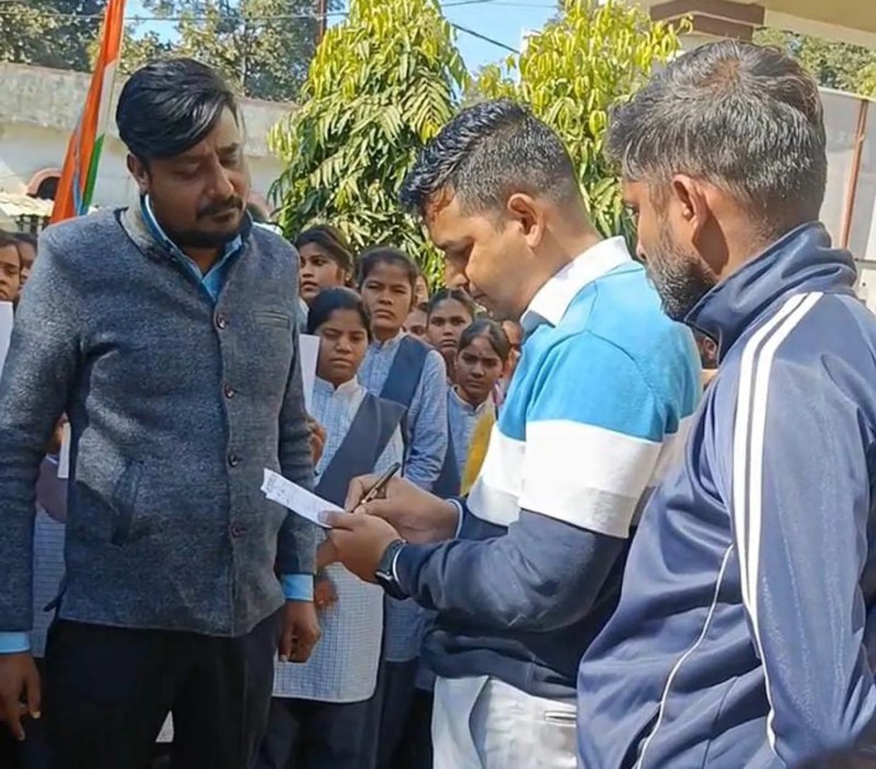 कलेक्टर व कॉलेज प्राचार्य को सौंपा ज्ञापन, गड़बडिय़ो के कारण भारी तनाव में हैं महाविद्यालयों के विद्यार्थी