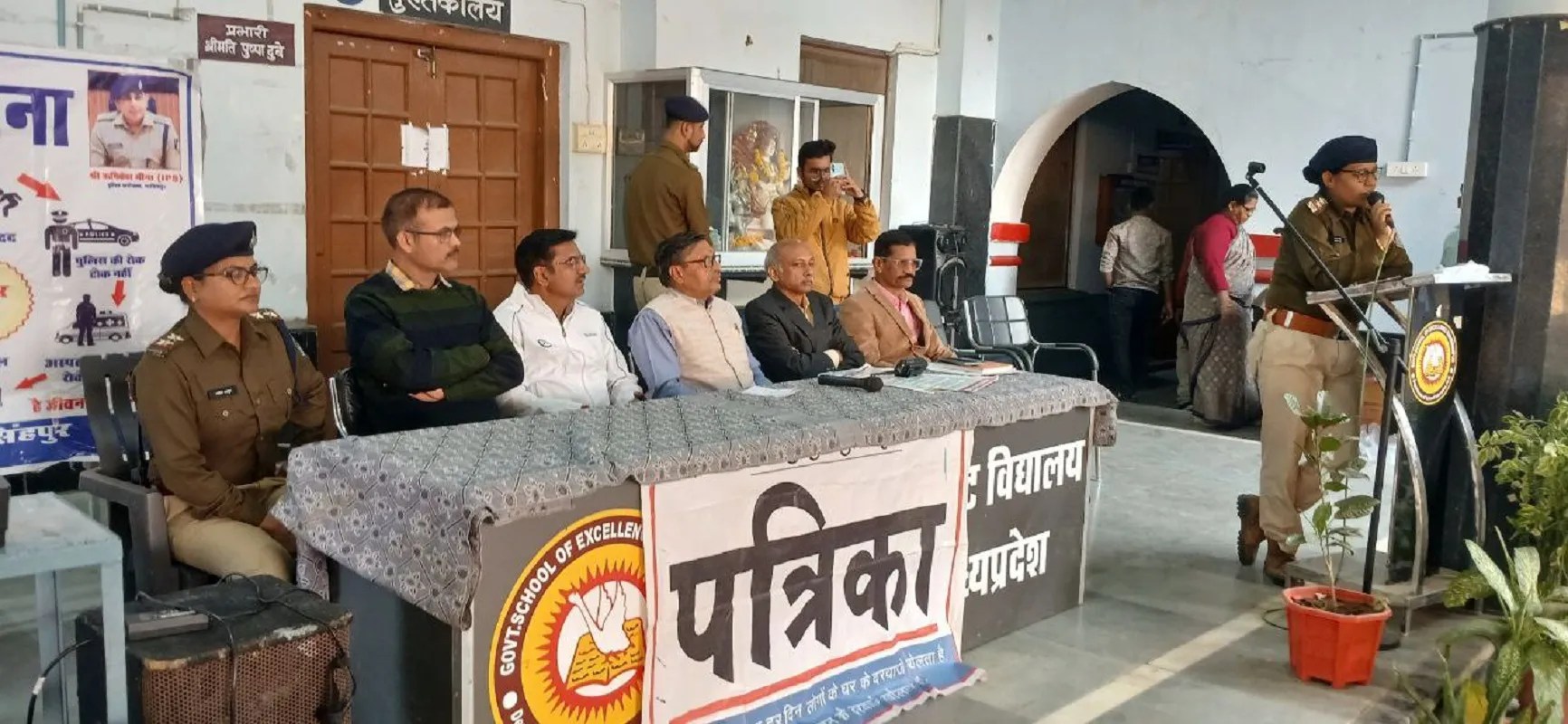 बच्चों को सुरक्षा के उपाय बताते हुए यातायात थाना प्रभारी।