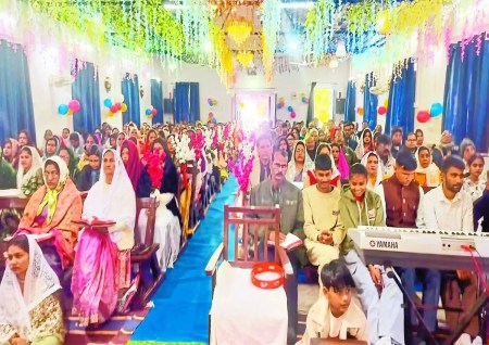 पिपलोद गांव में ईसाई समुदाय द्वारा गुरुवार को क्रिसमस का त्योहार बड़े हर्ष उल्लास के साथ मनाया गया और एक दूसरे के गले मिलकर प्रेम से क्रिसमस की बधाई दी गई। अटरू कस्बे से 9 किलोमीटर दूर स्थित पिपलोद गांव में स्थित जंगल-मंगल मंडली सीएनआई चर्च में प्रभु ईसा मसीह की आराधनाओं के साथ सामूहिक विशेष प्रार्थना सभा में बड़ी संख्या में ईसाई समुदाय के लोग मौजूद रहे।