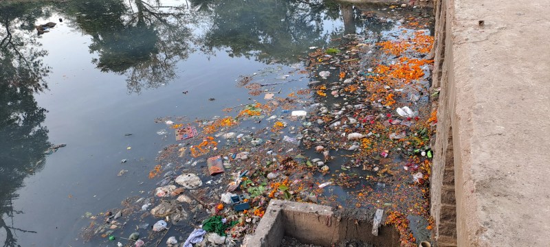 The water of the Motichur River has become contaminated, fish are dying, and the foul smell is making it difficult for people to move around.