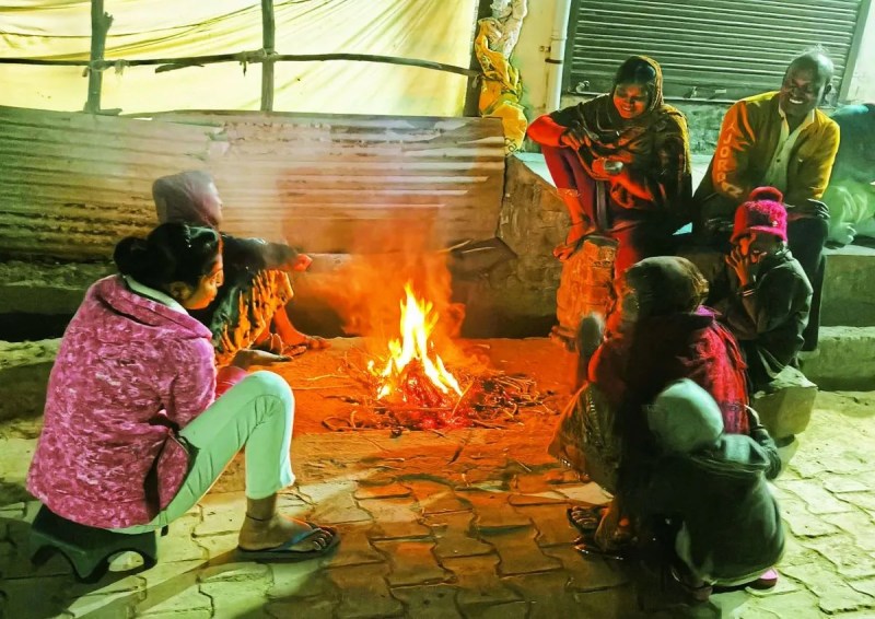 शुक्रवार को दिन में मध्यम दर्जे की सर्द हवाएं भी बहना शुरु हो गई जो शाम तक जारी रही। इसके चलते लोगो को दिन में भी सर्दी का अहसास हुआ तथा धूप का सहारा लेना पड़ा।