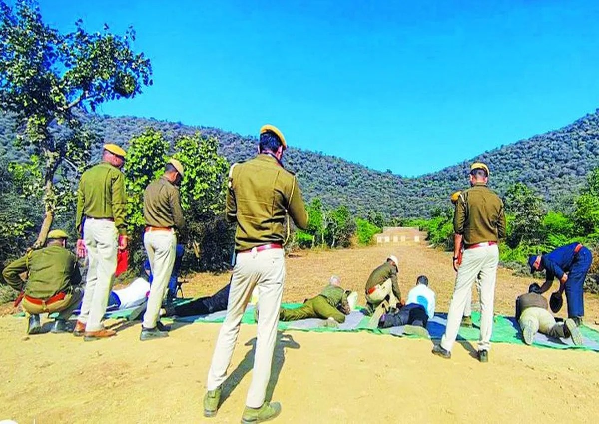 पुलिसकर्मियों व अधिकारियों को अत्याधुनिक हथियार चलाने का वार्षिक प्रशिक्षण किशनगंज के पास रामगढ़ क्षेत्र में दिया जा रहा है। इस प्रशिक्षण से जहां पुलिस की वेपन संचालन की निरन्तरता बनाए रखने के साथ ही दक्षता को बढ़ाने के लिए दिया जा रहा है। जिले के रामगढ़ की पहाड़ी क्षेत्र में अत्याधुनिक हथियारो की दक्षता के लिए पुलिस विभाग ने 11 दिसम्बर से अभ्यास शुरु करवाया है। यह 30 दिसम्बर तक जारी रहेगा।