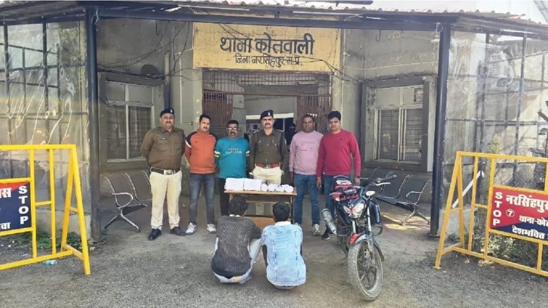 आरोपियों को पकडऩे के बाद कोतवाली पुलिस।