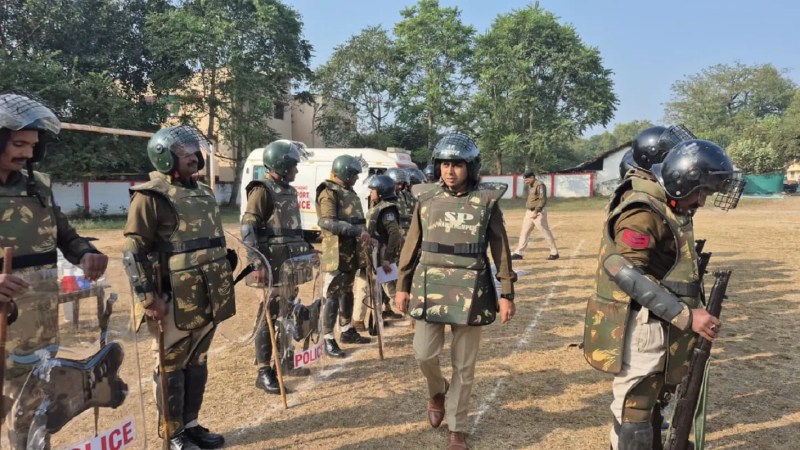 पुलिस लाइन में मॉक ड्रिल के दौरान निरीक्षण करते एसपी