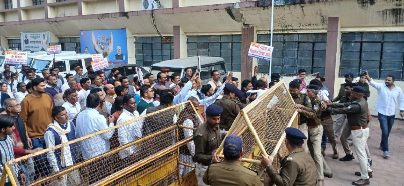 ज्ञापन देने कलेक्ट्रेट में बेरीकेड्स हटाकर बढ़ते कार्यकर्ता