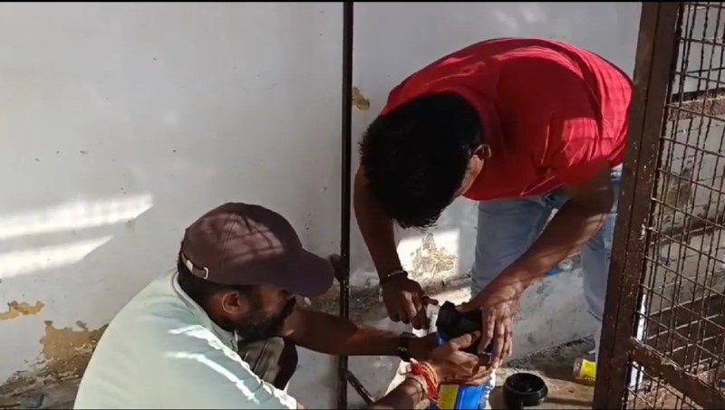 सप्ताह भर बाद बहाल हुई पेयजल व्यवस्था ट्रामा सेंटर के गेट पर बने दोनों वाटर कूलर सुधारे गए