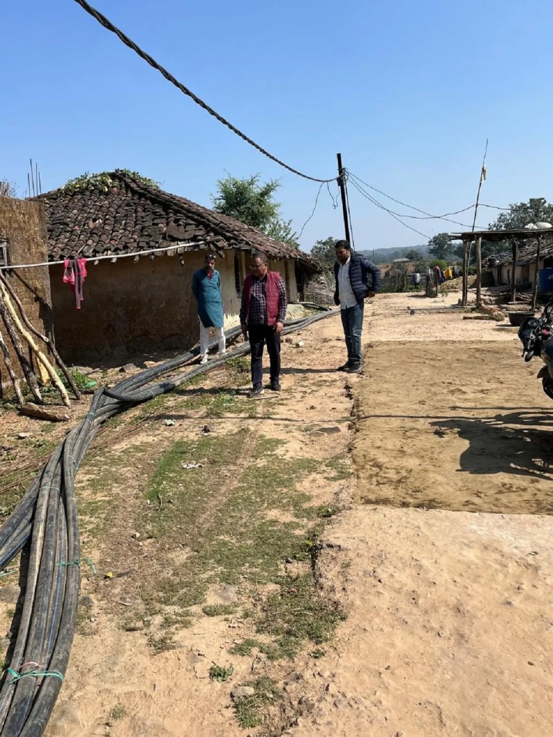 सुदूर ग्राम बड़ागांव में कार्य का निरीक्षण करते अधिकारी