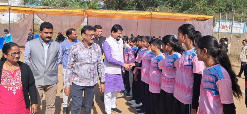 प्रतियोगिता के शुभारंभ पर खिलाडिय़ों से परिचय लेते अतिथि