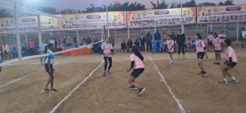 रविवार को दूसरे दिन के मैच में बालिका वर्ग की टीम प्रदर्शन करते हुए।