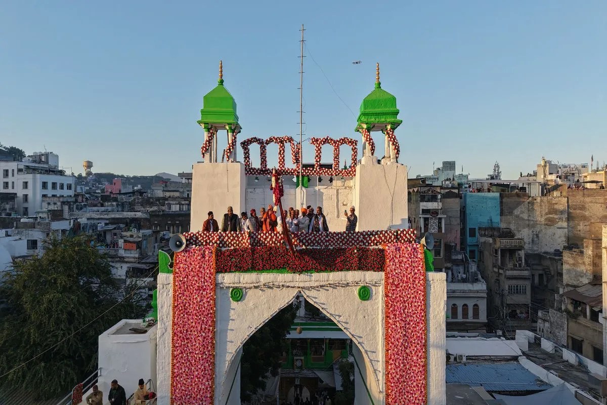 कड़े सुरक्षा इंतजामों के बीच चढ़ा उर्स का झंडा, भीड़ नियंत्रण के माकूल बंदोबस्त