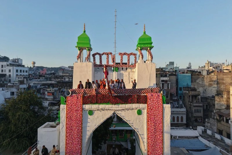 कड़े सुरक्षा इंतजामों के बीच चढ़ा उर्स का झंडा, भीड़ नियंत्रण के माकूल बंदोबस्त