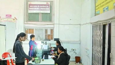 जिले में बच्चों के आधार बायोमेट्रिक अपडेट की रफ्तार काफी धीमी है। आधार नियमों के अनुसार बच्चों का बायोमेट्रिक डेटा दो बार—5 वर्ष और 15 वर्ष की उम्र पर—अपडेट कराना अनिवार्य है।