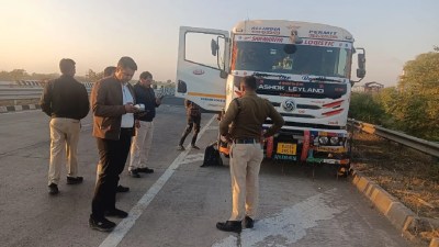 फ्लाईऐश परिवहन करने वाले वाहनों पर कार्रवाई करता अमला