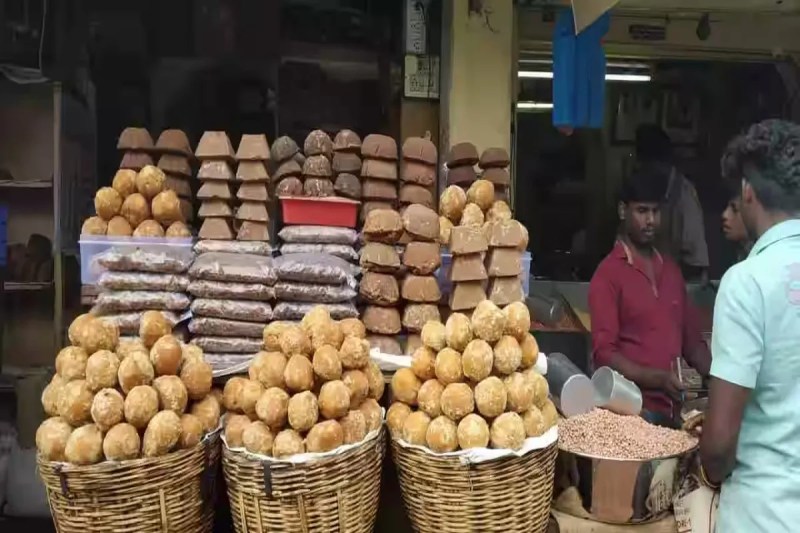 पश्चिम यूपी में गुड़ के दामों में 1300 रुपये प्रति क्विंटल की गिरावट, गन्ने की अधिक रिकवरी ने बढ़ाई किसानों की चिंता   (फोटो सोर्स : Whatsapp News Group) 