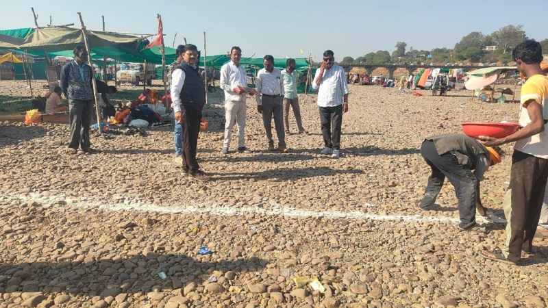 शुक्रवार से नर्मदा के रेतघाट मेलास्थल पर छोटी-बड़ी करीब 700 दुकानें लगवाने के लिए मेला समिति की टीम ने ले आउट की कार्रवाई शुरू की।