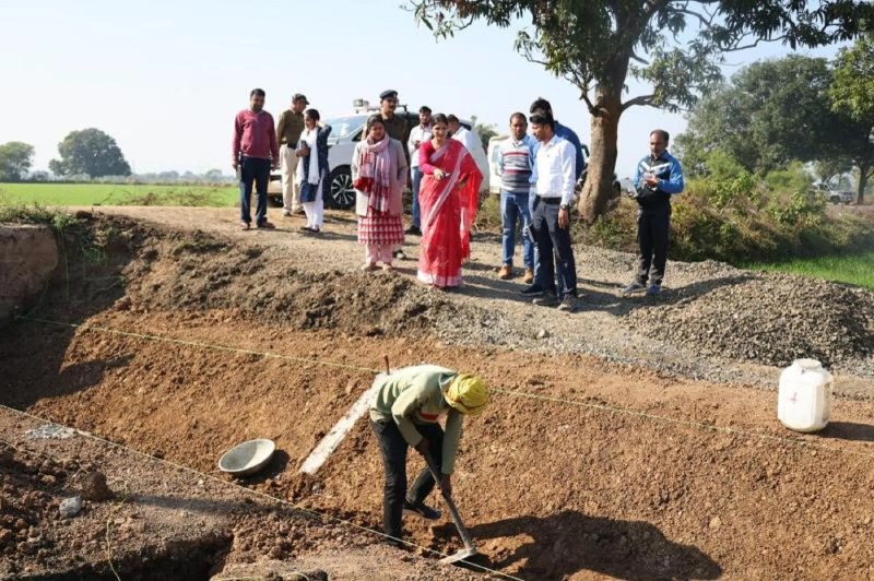 कलेक्टर रजनी सिंह ने निरीक्षण किया। निर्माण कार्यो को गुणवत्ता से समय-सीमा में पूर्ण करने निर्देश दिए। वहीं आंगनबाड़ी के निरीक्षण में मिली गड़बड़ी पर कार्यकर्ता की सेवाएं समाप्त करने नोटिस देने निर्देश दिए।