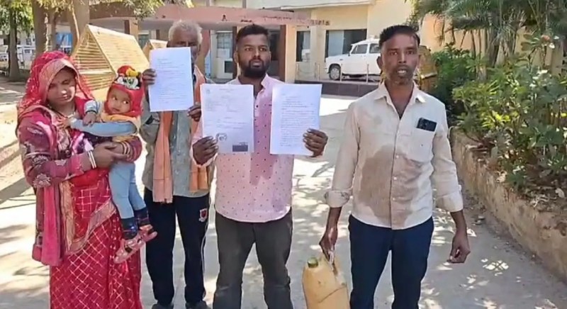 ग्राम तिंदनी से शुक्रवार की दोपहर परिजनों के साथ कलेक्ट्रेट पहुंचे एक ग्रामीण ने कर्मचारियों की मनमानी पर जमकर नाराजगी जताई।