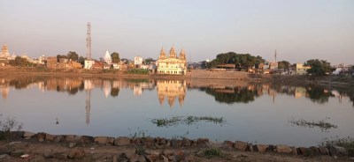 नरसिंहपुर. जिला मुख्यालय के प्राचीन नरसिंह तालाब के सौंदर्यीकरण का पहले फेज का कार्य लगातार पिछड़ रहा है। पहले ठेकेदार द्वारा कार्य में रूचि नहीं दिखाई गई, जैसे-तैसे कार्य शुरू हुआ तो फिर गति कमजोर रही, बारिश ने कार्य बंद कर दिया। अब कार्य में पोर्टल से भुगतान में देरी ने नया बखेड़ा खड़ा कर दिया है।