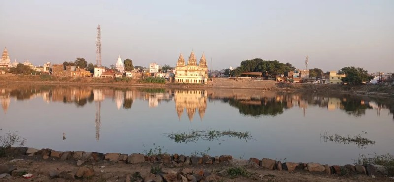 नरसिंहपुर. जिला मुख्यालय के प्राचीन नरसिंह तालाब के सौंदर्यीकरण का पहले फेज का कार्य लगातार पिछड़ रहा है। पहले ठेकेदार द्वारा कार्य में रूचि नहीं दिखाई गई, जैसे-तैसे कार्य शुरू हुआ तो फिर गति कमजोर रही, बारिश ने कार्य बंद कर दिया। अब कार्य में पोर्टल से भुगतान में देरी ने नया बखेड़ा खड़ा कर दिया है।
