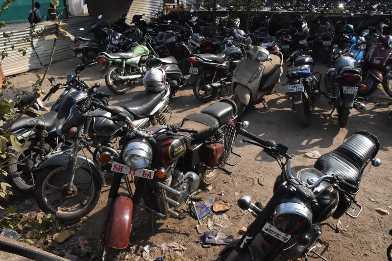 प्लेटफार्म चार पर बुरा हाल