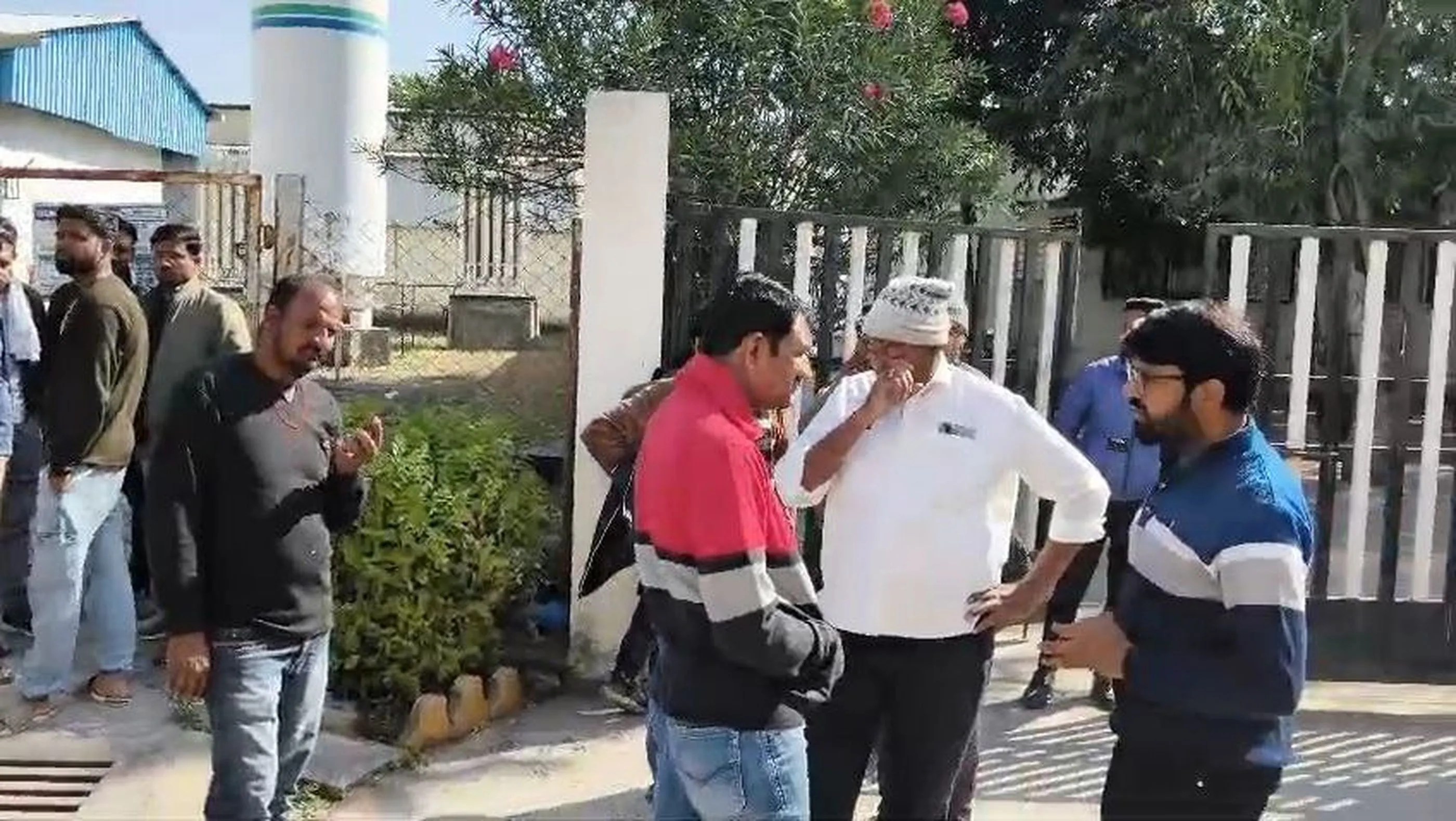 भीषण सड़क हादसा : एक की मौत, दो गंभीर घायल