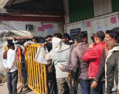 लाइन में खड़े किसान