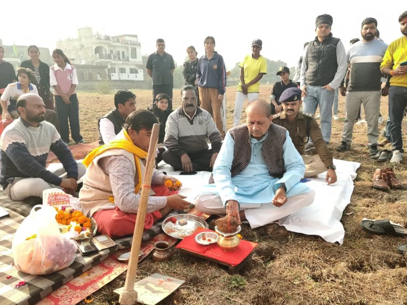 राजीव गांधी खेल स्टेडियम परिसर में निर्मित होने वाले इनडोर स्टेडियम के निर्माण की आधार शिला विधायक नरेंद्र सिंह कुशवाहा ने रखी।