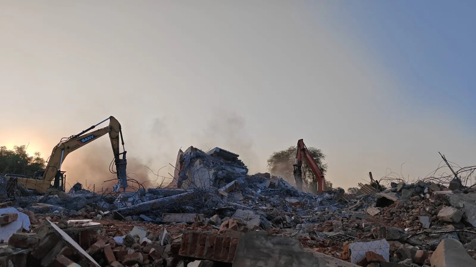 150 Structures Demolished Around Kamal Lake