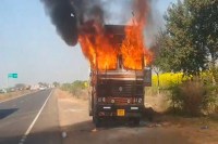 मंगलवार दोपहर एक चलते ट्रक के केबिन में अचानक से आग लग गई