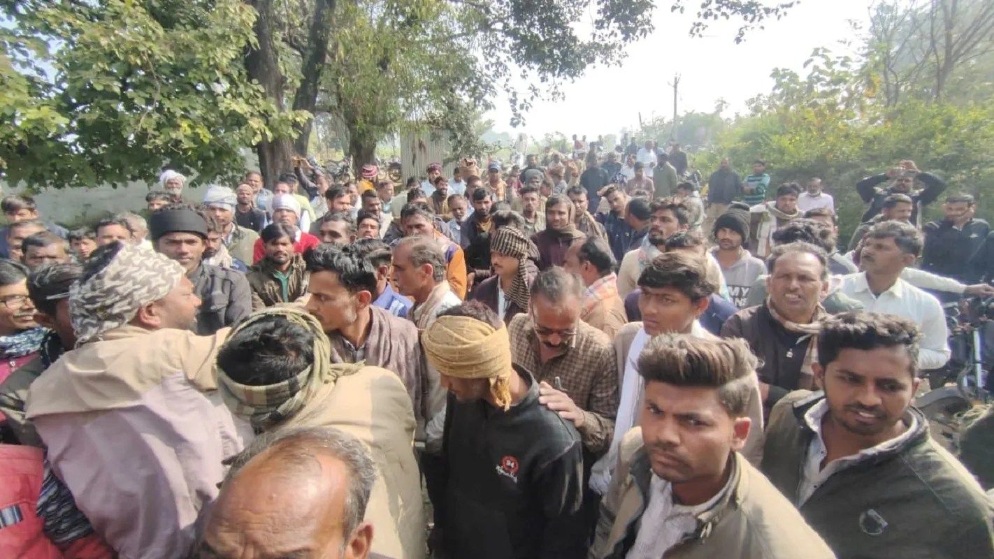 किसानों को खाद लेने लंबी कतारों में लगना पड़ रहा है। टोकन मिलने के बाद भी खाद नहीं मिल रही है।