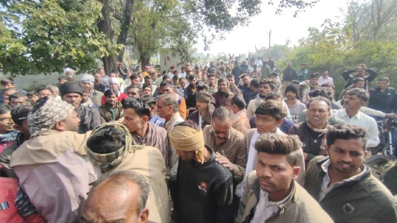 किसानों को खाद लेने लंबी कतारों में लगना पड़ रहा है। टोकन मिलने के बाद भी खाद नहीं मिल रही है।