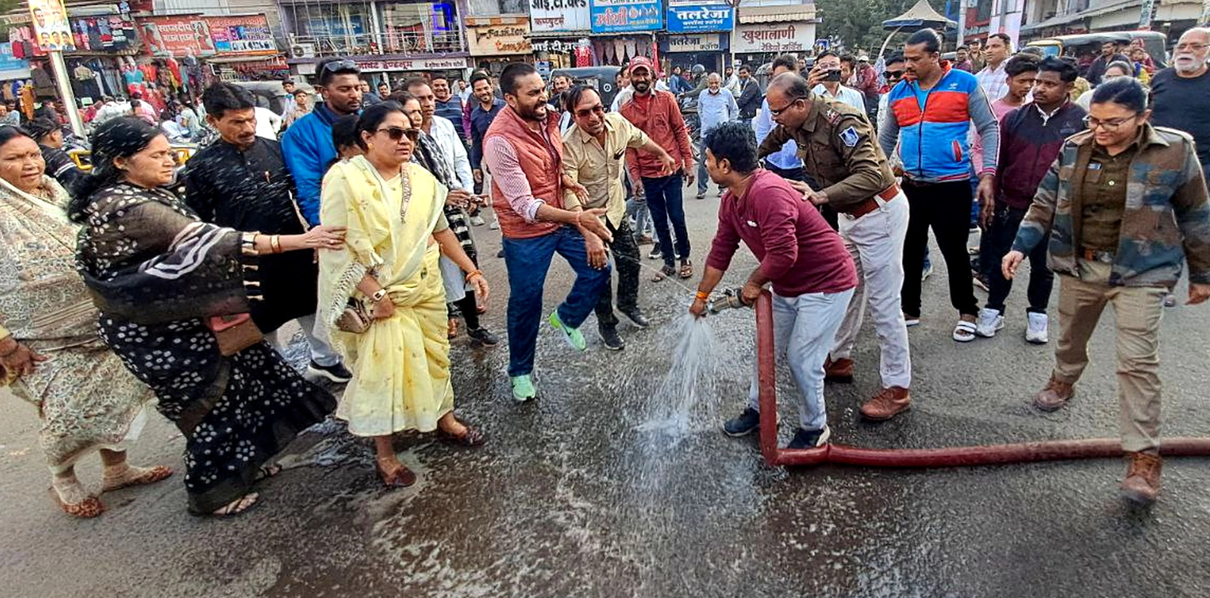 कांग्रेसी महिलाओं ने मंत्री शाह का पुतला दहन किया, फायर ब्रिगेड नोजल की छीना झपटी में गीले हुए अधिकारी